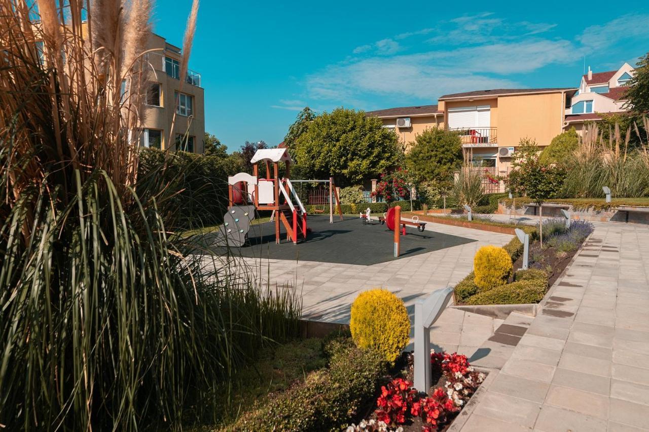 Freddo Apartment - Coral Residence Complex With Parking & Pool Varna Bagian luar foto
