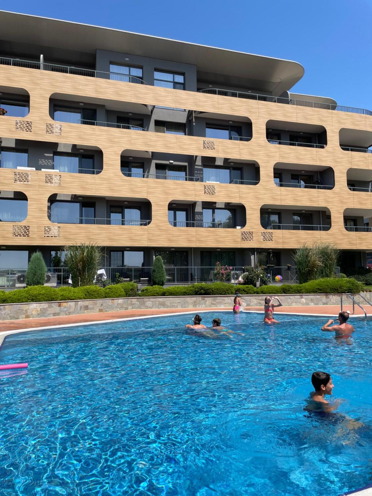 Freddo Apartment - Coral Residence Complex With Parking & Pool Varna Bagian luar foto